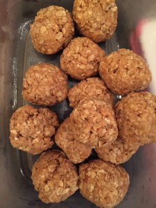 http://www.ishouldbemoppingthefloor.com/2014/04/peanut-butter-and-oatmeal-energy-bites.html